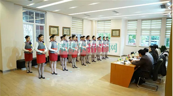 成都航空旅游職業(yè)學(xué)校開啟新學(xué)期首場(chǎng)招聘，場(chǎng)面火爆美女如云