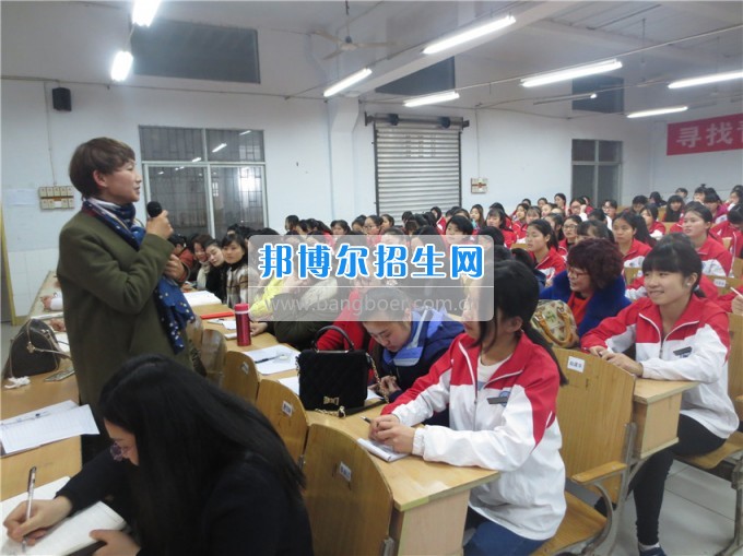南充師范學(xué)?；ㄩ_滿堂盛世春——南充師范歡慶“三八”節(jié)
