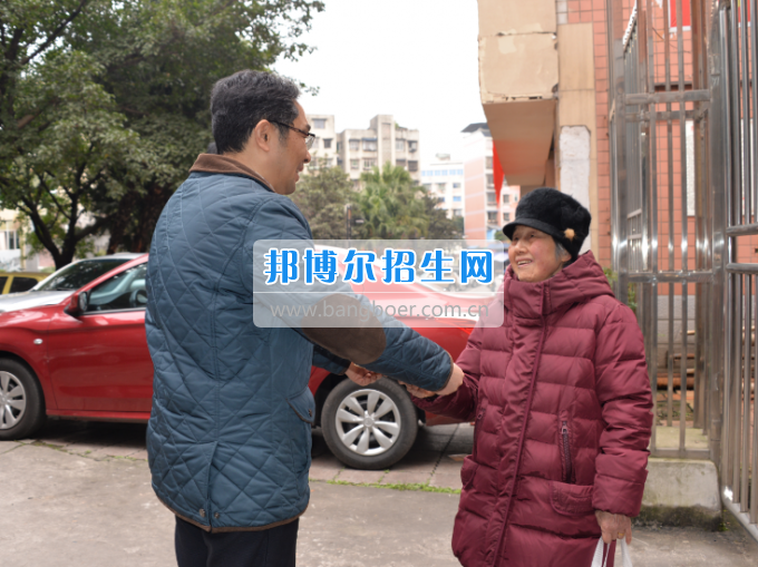 川南幼兒師范高等?？茖W(xué)校領(lǐng)導(dǎo)帶隊慰問生活困難教職工、老黨員和老干部