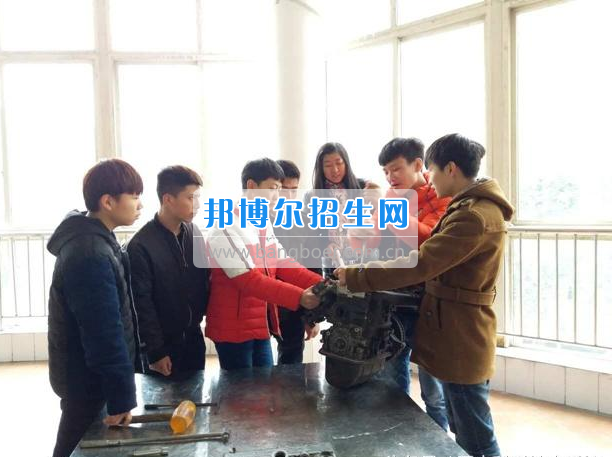 眉山科學技術(shù)學校組織汽修專業(yè)學生進行崗前培訓