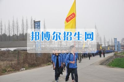 四川省什邡市職業(yè)中專學(xué)校拉練路上，我們擼起袖子邁步向前