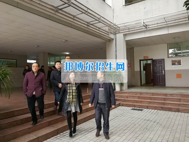 區(qū)教育局紀(jì)檢組長熊雪梅到成都市禮儀職業(yè)中學(xué)檢查指導(dǎo)開學(xué)工作