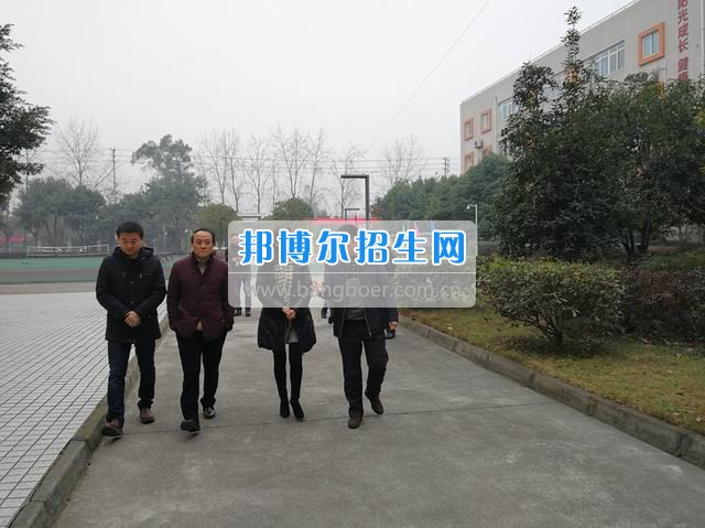 區(qū)教育局紀(jì)檢組長熊雪梅到成都市禮儀職業(yè)中學(xué)檢查指導(dǎo)開學(xué)工作