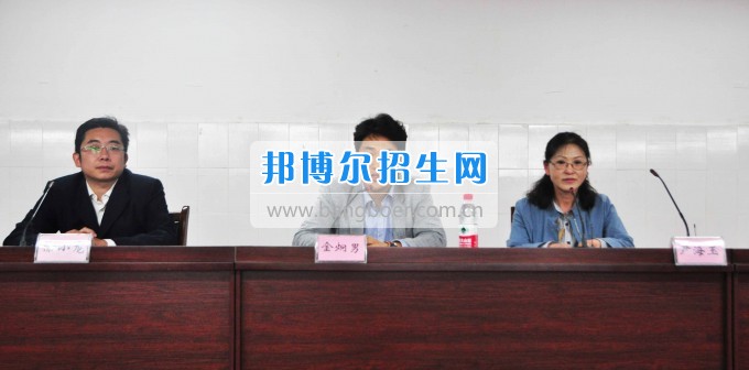 韓國國立江原大學(xué)國際交流處 金炯男課長一行來訪四川汽車職業(yè)技術(shù)學(xué)院  017年4月26日上午，韓國國立江原大學(xué)國際交流處金炯男課長、協(xié)力官尹海玉老師一行來訪我校。學(xué)院董事長、院長鄧斌在學(xué)院會(huì)議室親切會(huì)見了金炯男課長一行。   鄧斌院長對(duì)他們的到來表示熱烈的歡迎。他講到，兩校之間的友誼年輕而充滿活力，有良好的合作基礎(chǔ)。希望今后兩校進(jìn)一步加強(qiáng)學(xué)生、教師間的互訪與交流，圍繞共同感興趣的課題召開學(xué)術(shù)會(huì)議，共促學(xué)術(shù)研究與交流，共同培養(yǎng)高水平人才。   金炯男科長對(duì)學(xué)校熱情周到的接待表示感謝!他談到，四川汽車職業(yè)技術(shù)學(xué)院到江源大學(xué)就讀的同學(xué)成績(jī)優(yōu)異、表現(xiàn)突出，并希望通過這次會(huì)見，進(jìn)一步增進(jìn)兩校友誼、加強(qiáng)合作，為學(xué)生的成長發(fā)展提供更好的平臺(tái)。學(xué)院國際交流部部長徐小龍、院辦主任李國玲陪同會(huì)見。   當(dāng)日下午，在學(xué)院學(xué)術(shù)報(bào)告廳舉行了韓國國立江原大學(xué)留學(xué)推介說明會(huì)，500余師生參加。