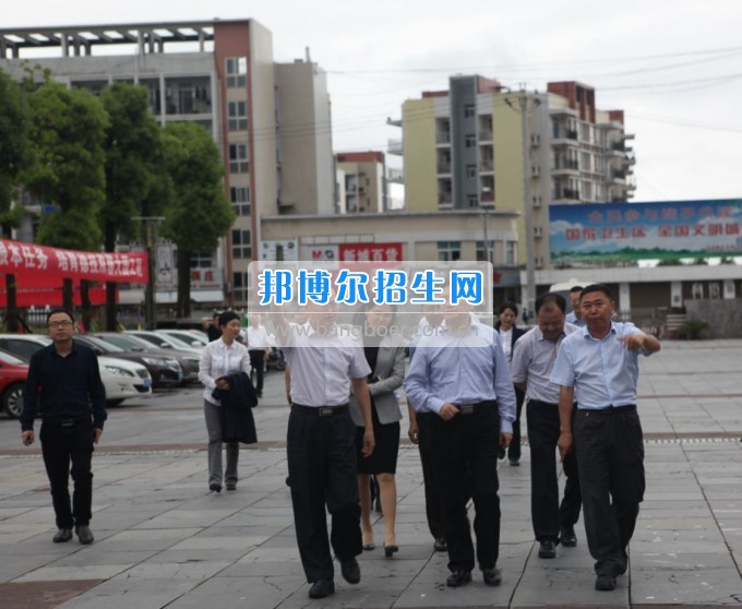 重慶市政府副市長屈謙到重慶市旅游學校調研指導工作